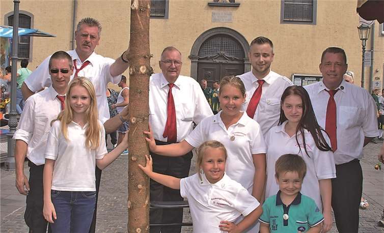 Stolz präsentierten die Kids und auch die Helfer der Kirmesgesellschaft den „Kennerbaum“ in Ehrenbreitstein. US