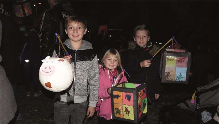 Stolz präsentierten die Kiinder ihre mitviel Fantasie selbst gestalteten Laternen.