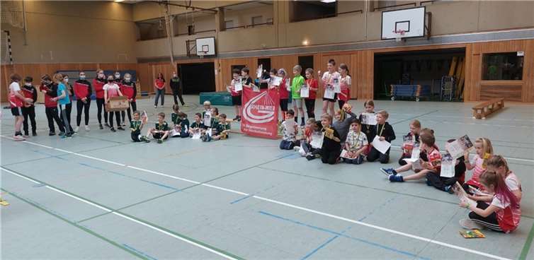 Stolz präsentierten die Kinder beim Hallen-Team-Cup in Andernach bei der Siegerehrung ihre Urkunden. Foto: LG Rhein-Wied