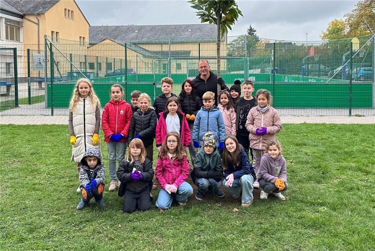 Stolz präsentierten die Kinder der Betreuenden Grundschule und Jörg Lempertz das Ergebnis der „Baumpflanz-Challenge“. Foto: Stefan Pauly/VG-Verwaltung Mendig