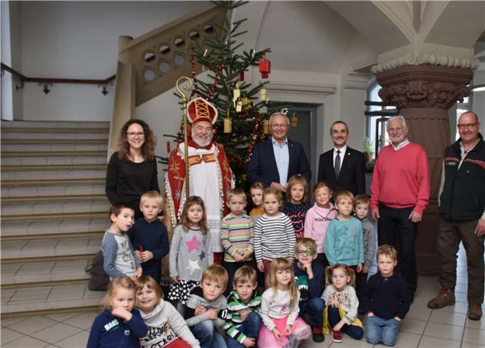Stolz präsentierten die Kinder gemeinsam mit den Erwachsenen ihr Werk.