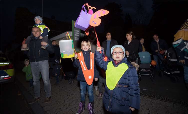 Stolz präsentierten die Kinder ihre Laternen.CEW