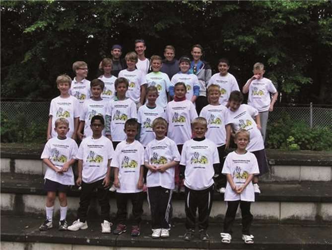 Stolz präsentierten die Kinder ihre T-Shirts zur Erinnerung an die schöne Zeit. privat