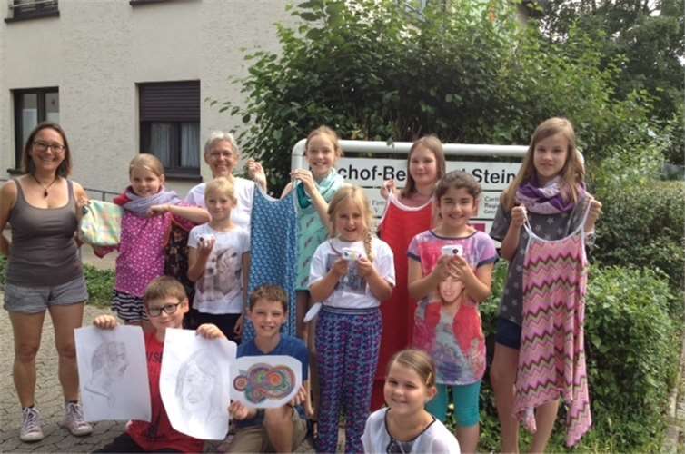 Stolz präsentierten die Kinder ihre Unikate, darunter Kleider oder Bilder aus Acryl. privat