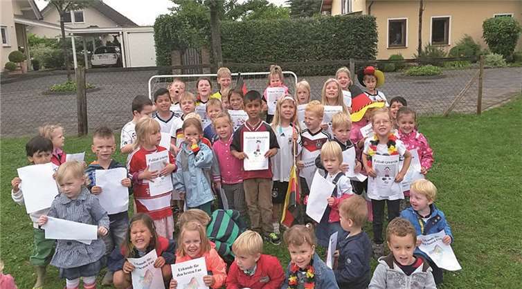 Stolz präsentierten die Kinder ihre Urkunden. privat