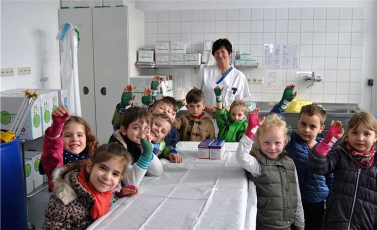 Stolz präsentierten die Kinder ihre bunten Verbände, die ihnen Heike Oerlemans angelegt hatte. privat