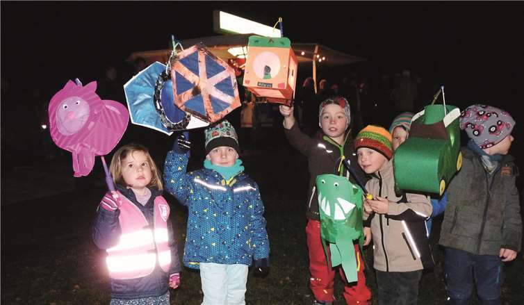 Stolz präsentierten die Kinder ihre mit viel Fantasie selber gestalteten Laternen.Fotos: FRE