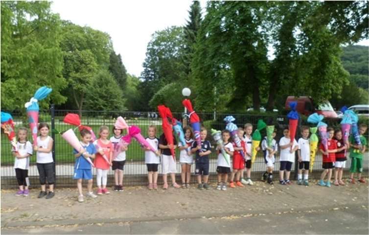 Stolz präsentierten die Kinder ihre selbst gebastelten Schultüten.privat