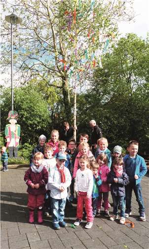 Stolz präsentierten die Kinder ihren Maibaum.