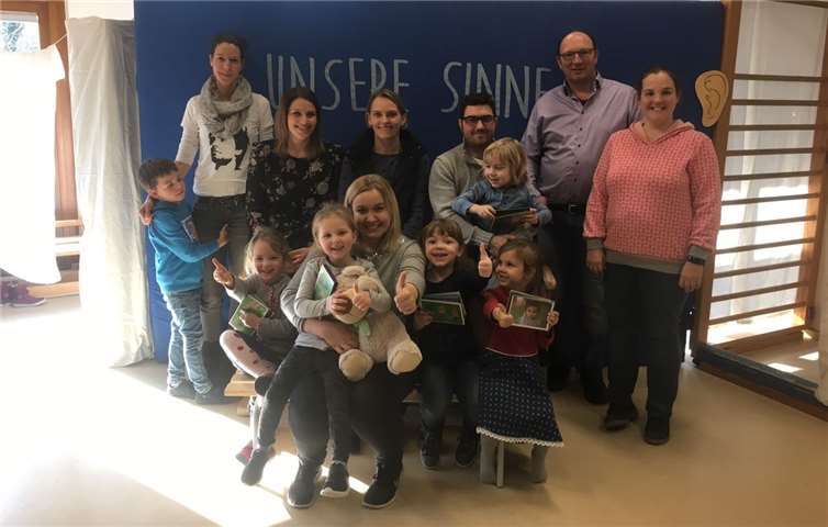 Stolz präsentierten die Kinder – unterstützt von Bär Hugo – die Projektergebnisse.  privat