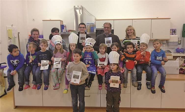 Stolz präsentierten die Kita-Kinder ihr „eigenes“ Kochbuch. privat