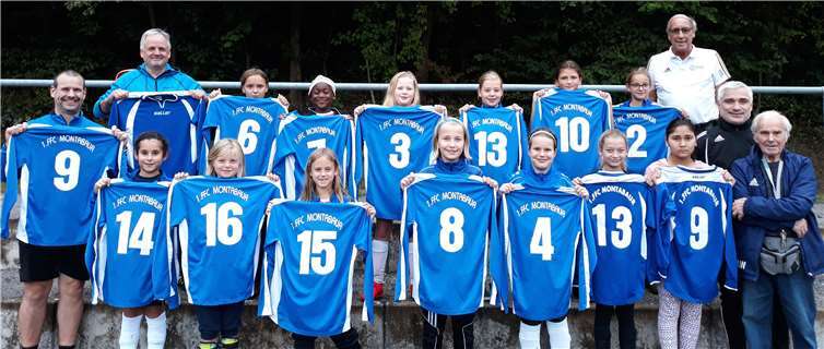 Stolz präsentierten die Mädchen die Trikots, die sich nun auf den weiten Postweg machen. Foto: Kick for Help