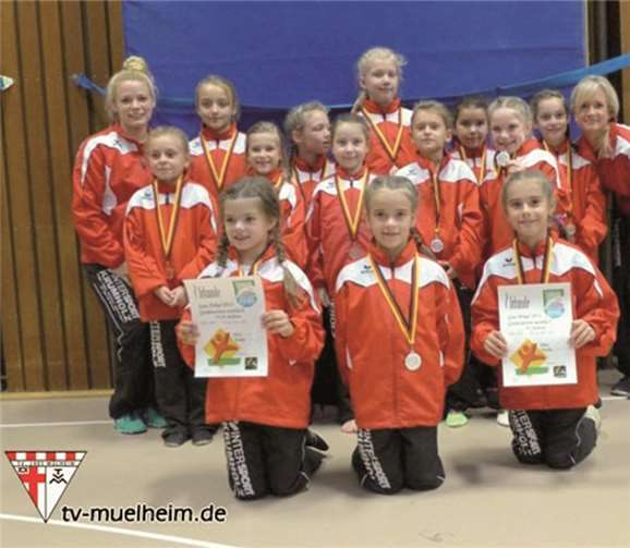 Stolz präsentierten die Mädchen ihre Medaillen und Urkunden. privat