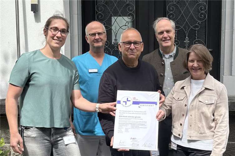 Stolz präsentierten die Mitglieder der Qualitätsmanagement-Steuergruppe der BDHKlinik Vallendar das bereits fünfte KTQ-Zertifikat bei ihrem ersten Treffen nach der erfolgreichen Visitation nach dem KTQ-Verfahren. Foto: Eva Geisler