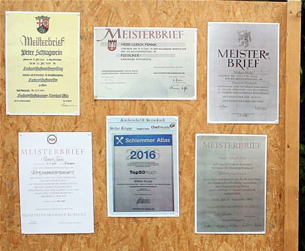 Stolz präsentierten die Mitglieder des Stammtischs ihre Meisterbriefe.