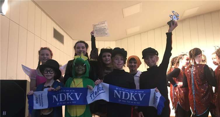 Stolz präsentierten die Nachwuchstalente Pokal und Urkunde, die sie für ihre Performance erhalten hatten.Fotos: privat
