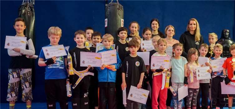 Stolz präsentierten die Prüflinge ihre Urkunden und Gürtel.Foto: privat