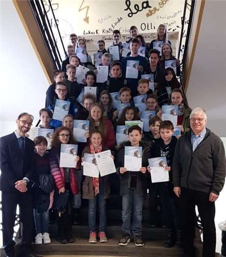 Stolz präsentierten die SchülerInnen die verdienten Urkunden. privat