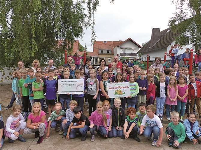 Stolz präsentierten die Schülerinnen und Schüler das Ergebnis ihres unermüdlichen Einsatzes in Form eines Spendenschecks. privat