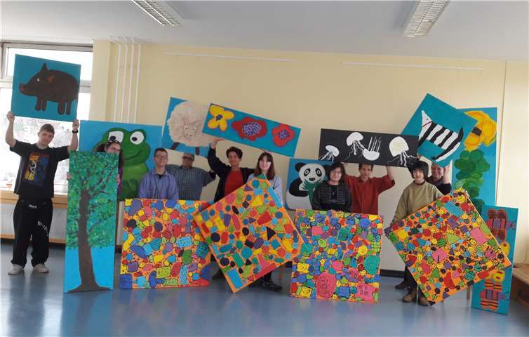 Stolz präsentierten die Schülerinnen und Schüler ihre Kunstwerke. privat