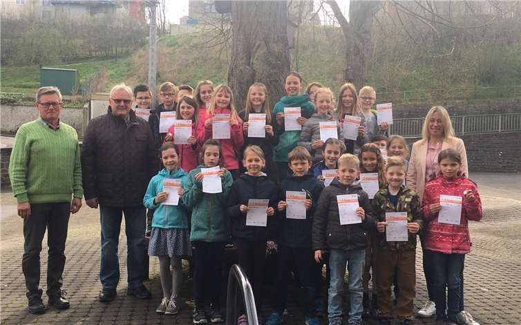 Stolz präsentierten die Schülerinnen und Schüler ihre Urkunden. privat
