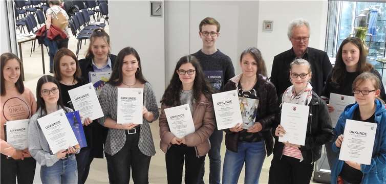Stolz präsentierten die Schülerinnen und Schüler ihre Urkunden. Foto: privat
