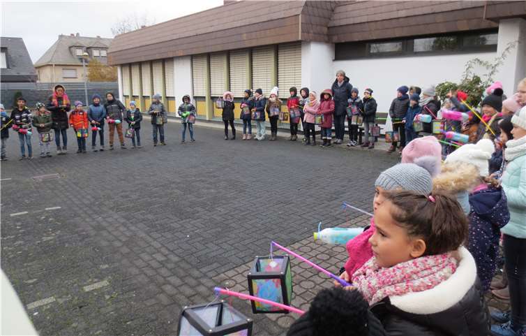 Stolz präsentierten die Schulkinder aller vier Klassen ihre selbst geschaffenen Laternen. Foto: Grundschule St. Peter und Paul