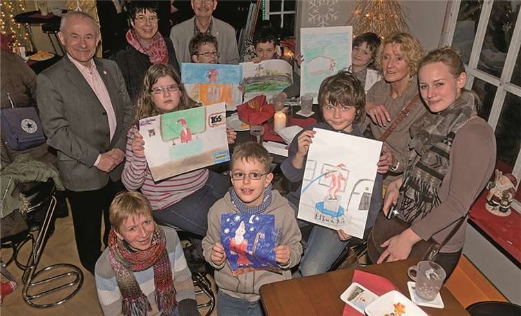 Stolz präsentierten die Sieger des Malwettbewerbs ihre Kunstwerke. Dietmar Guth