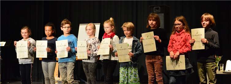 Stolz präsentierten die Sieger ihre Urkunden. Fotos: GGS Drachenfelser Ländchen