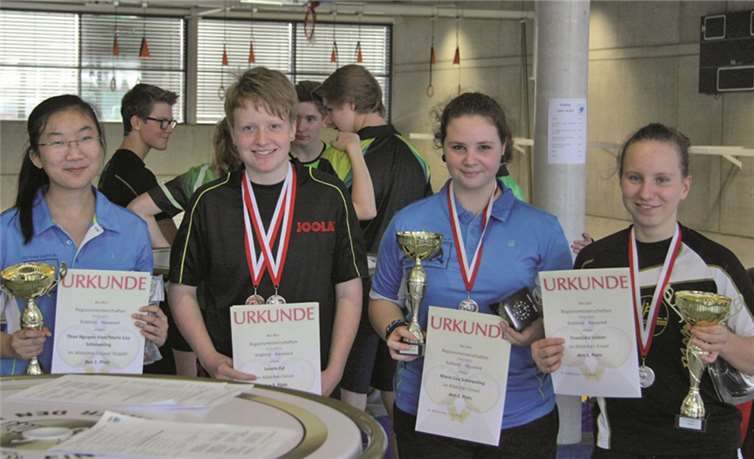 Stolz präsentierten die Sieger nach der Großveranstaltung ihre Pokale und Urkunden. privat