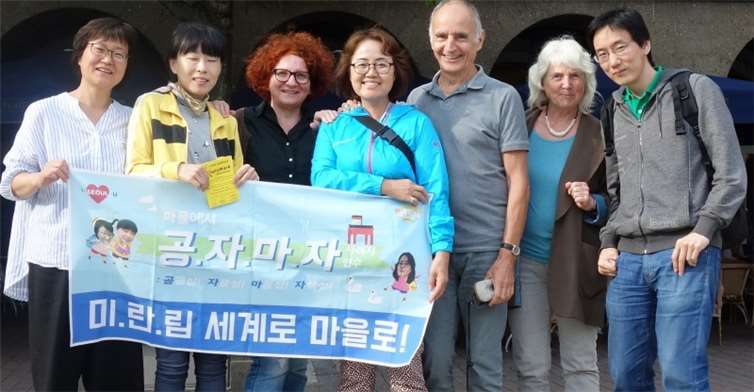 Stolz präsentierten die Südkoreaner zusammen mit Vertretern des Regiovereins Koblenz das Plakat ihres „Dorfgemeinschaftsprojekts“.