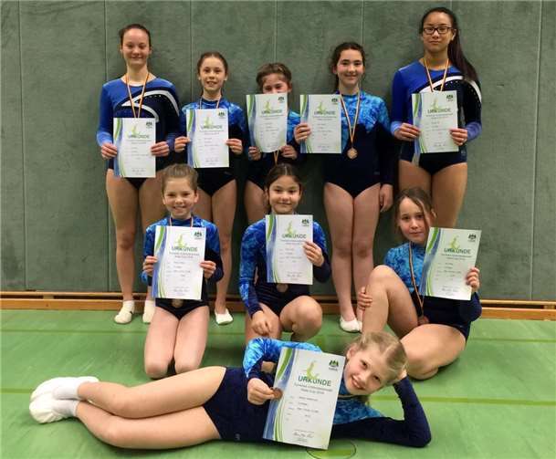 Gute Platzierungen für die jungen Sportlerinnen und Sportler Stolz präsentierten die Turnerinnen ihre Urkunden. Fotos: privat