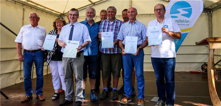 .Stolz präsentierten die Vertreter der vier Kommunenihre Urkunden zu den Traumpfädchen in Boos, Löf, Polch und Spay.