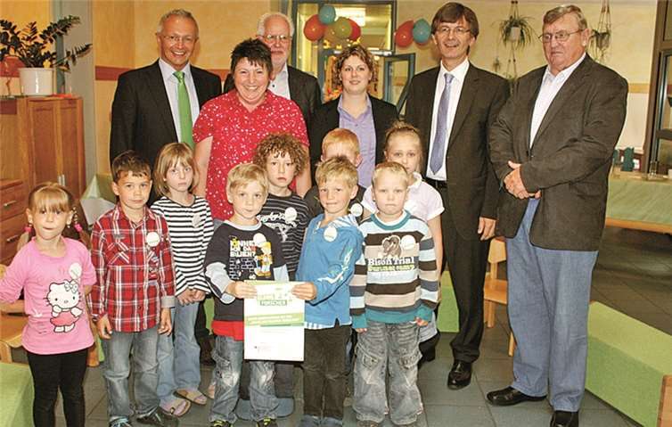 Stolz präsentierten die "Wackelzähne" die Ernennungs-Urkunde, die sie als kleine Forscher ausweist. DL