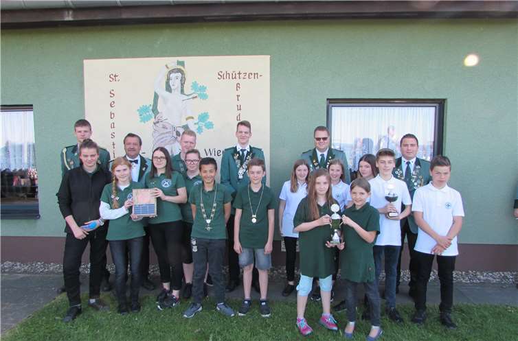 Stolz präsentierten die erfolgreichen Nachwuchsschützen ihre Ketten und Pokale.  privat