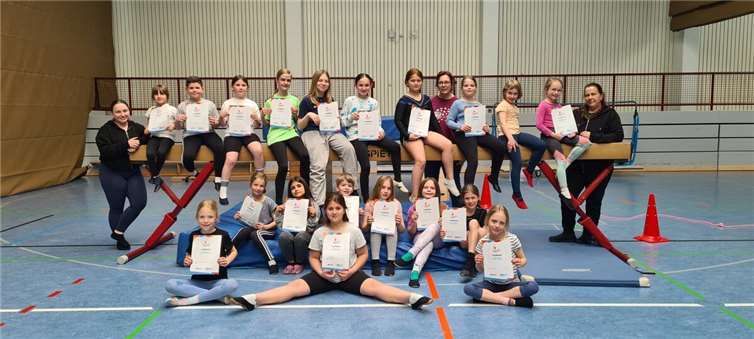 Stolz präsentierten die erfolgreichen Sportlerinnen und Sportler ihre Urkunden.  Foto: privat