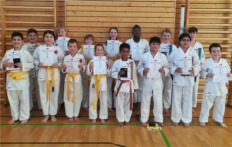 Stolz präsentierten die erfolgreichen Teilnehmer der Gürtelprüfungen ihre Urkunden. privat