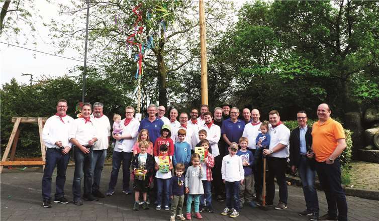 Stolz präsentierten die großen und kleinen Akteure nach getaner Arbeit ihren Maibaum.  FRE
