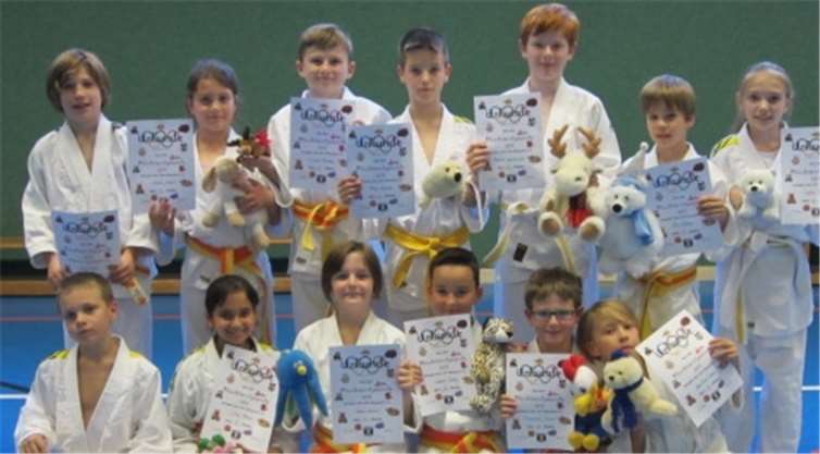 Stolz präsentierten die jungen Judokas ihre Urkunden. privat