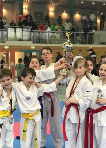 Stolz präsentierten die jungen Sportler/innen ihren Pokal.