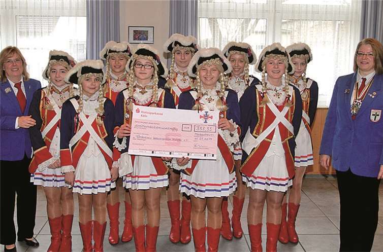 Stolz präsentierten die jungen Tänzerinnen beim Appell des Traditionscorps einen Scheck über die närrische Sumhme von 333,33 Euro.privat