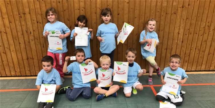 Stolz präsentierten die jungen Turnerinnen und Turner ihre Kinderturnabzeichen. privat