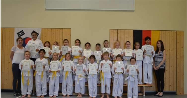 Stolz präsentierten die kleinen Prüflinge ihre neuen Gürtel und Urkunden. privat