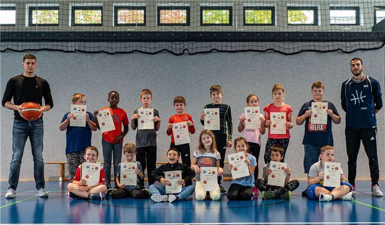 Stolz präsentierten die knapp 20 Teilnehmer*innen ihre Urkunden. Fotos: Peter Schmitz