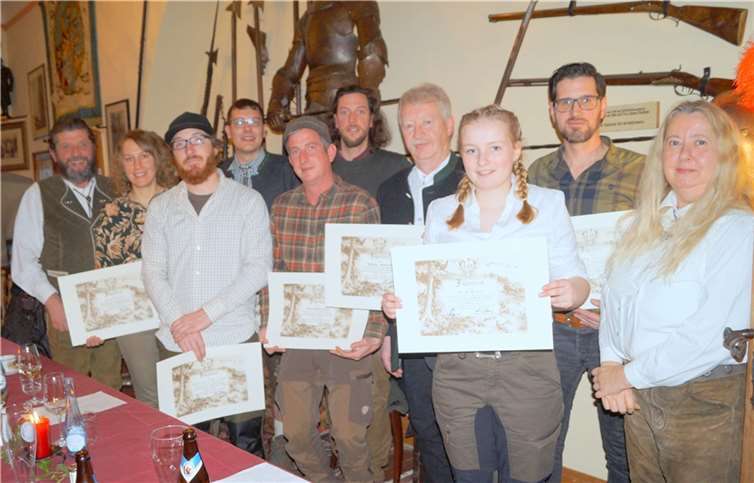Stolz präsentierten die neuen Jungjäger der Kreisjagdgruppe im Rittersaal von Burg Arras ihre Jägerbriefe.