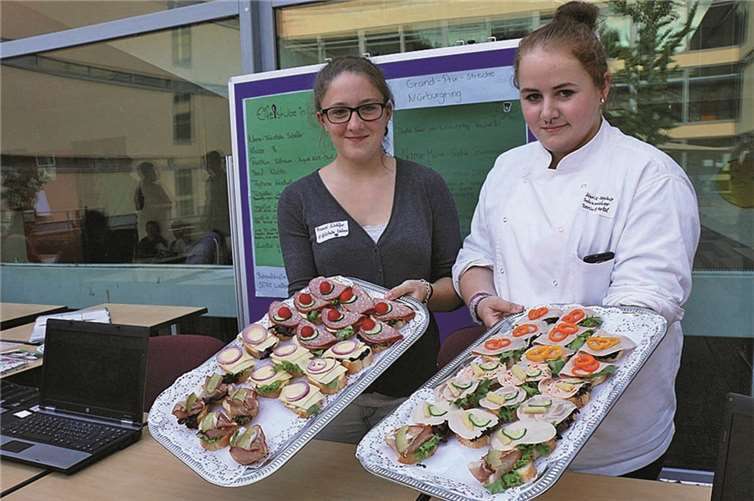 Stolz präsentierten diese Praktikantinnen, was sie bei ihrem Einsatz in der Gastronomie gelernt hatten. SES