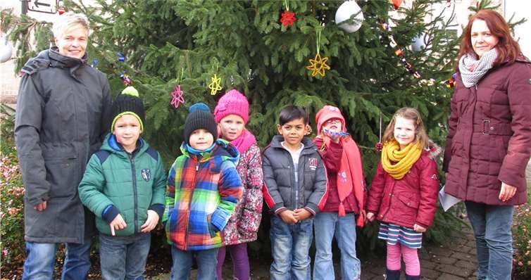 Stolz präsentierten sich die Kinder vor ihrem Weihnachtsbaum. privat