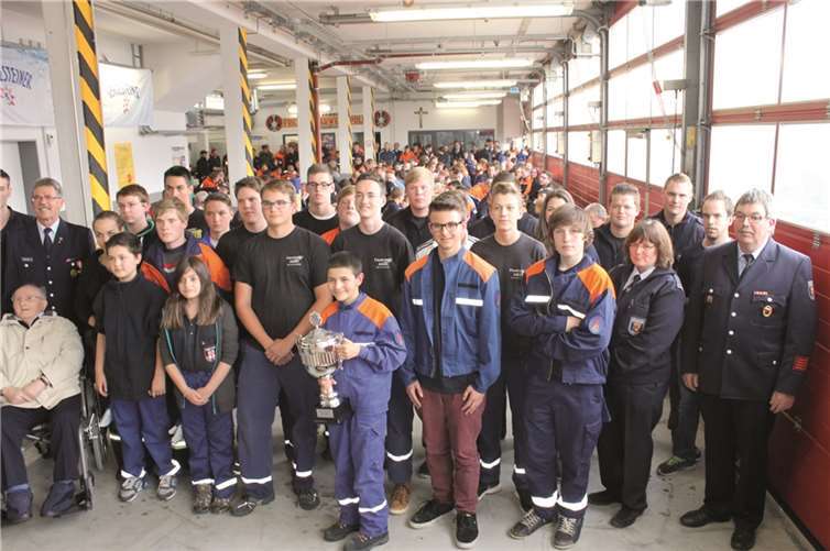 Stolz präsentierten sich die erfolgreichen Teams des „Spiels ohne Grenzen“ bei der Siegerehrung.