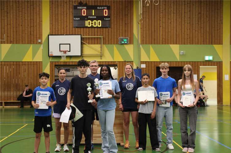 Stolz präsentierten sich die erfolgreichsten Teilnehmer bei ihrer Auszeichnung im Rahmen des Sporttages ihrer Schule. Fotos: Realschule plus und FOS Untermosel