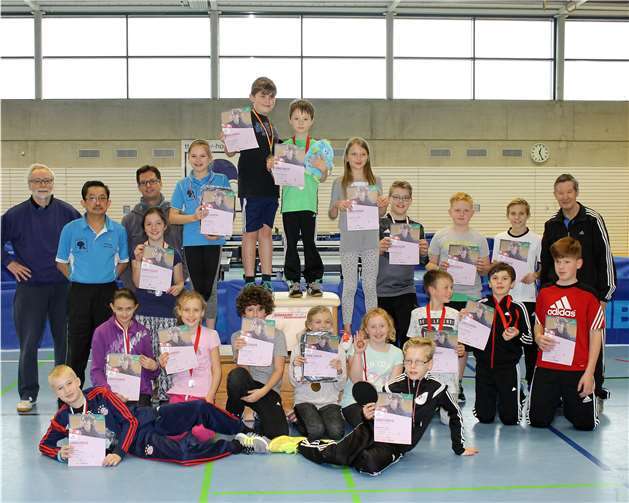 Stolz präsentierten sich die jungen Spielerinnen und Spieler mit ihren Urkunden und Medaillen.  Privat